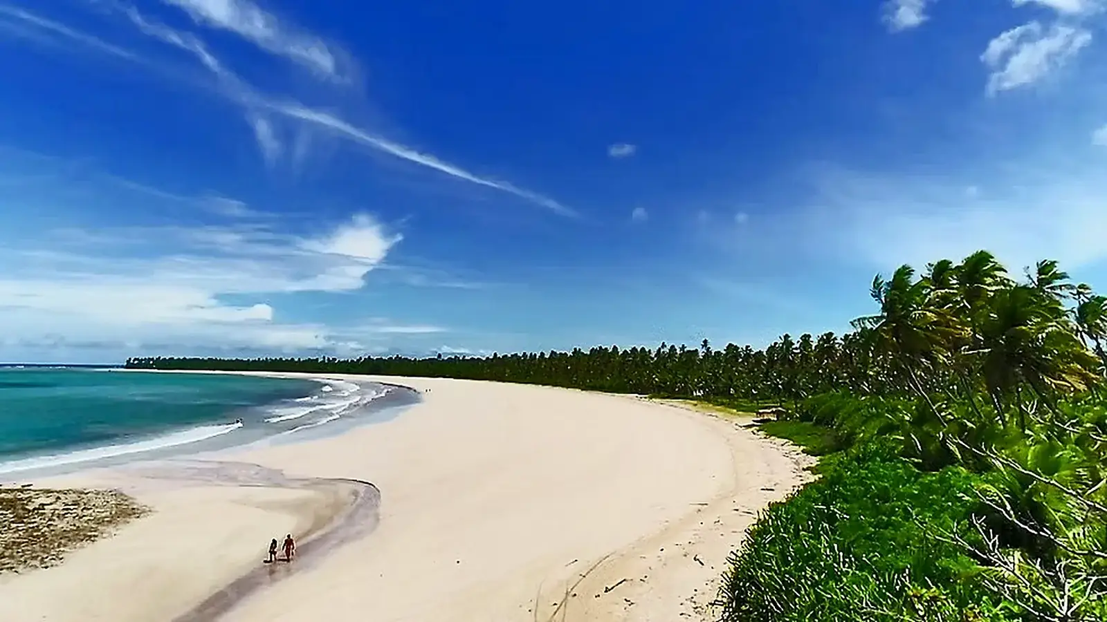Água cristalina em tons de azul e verde na praia de Moreré, Boipeba
